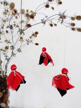 3 Anhänger Stoffgeister rot